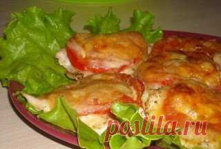 Самые вкусные рецепты: Куриное филе под сыром с помидорами