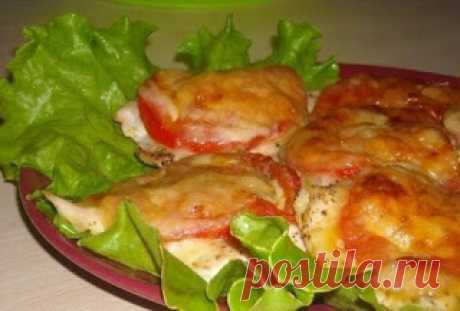 Самые вкусные рецепты: Куриное филе под сыром с помидорами