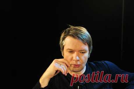 Известный музыкант сравнил Кремль с Голливудом. Лидер рок-группы «Ундервуд» Владимир Ткаченко заявил, что Голливуд напоминает ему Кремль. По словам музыканта, среди других мегаполисов Москву больше всего напоминает Лос-Анджелес. «Голливуд похож на Кремль. И в Лос-Анджелесе много геев, примерно столько же, сколько в Москве телефонных мошенников», — убежден он.