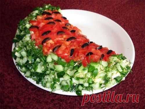 Лучшие рецепты Повара
САЛАТ "АРБУЗ"

Потребуется:

Вареная курица, 
морковь по корейски, 
майонез, 
свежие огурцы, 
зелень, 
помидоры, 
маслины.