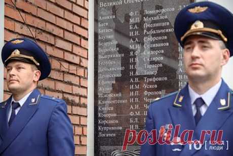 В Томске установили памятную доску участникам Великой Отечественной войны. В Томске установили мемориальную доску прокурорам, которые принимали участие в Великой Отечественной войне. По информации издания, торжественное открытие памятной доски состоялось 10 сентября. Отмечается, что ее разместили на здании областной прокуратуры, расположенной на улице Белинского дом 14.