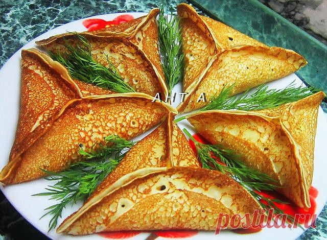 БЛИНЧИКИ С НАЧИНКОЙ  **Опара: тепл/вода 120мл+ сух/дрожжи 1ч/л+тепл/молоко 250мл+сахар 1ч/л, оставим на 10мин. *Тесто: мука 150г+разрыхлитель 1ч/л+соль, в тепло на 20мин. *Жарим в разогр/сковороде - только половину круга!!! Блин сверху схватится - сразу снимать, не пересушить! Друг на друга не складывать, пусть остынут. *Начинка: жареные мясо+грибы, на блинчик, и посыпать сыром. Защипать с 3-х сторон, края хорошо склеиваются! *Затем в разогр/духовку, при 200, до расплавления сыра. Вкуснота !!!