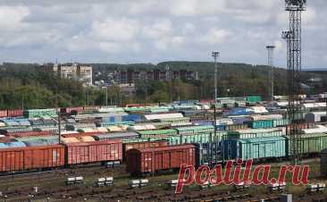 Стоимость «парковки» вагонов выросла в 2,5 раза с начала года. Стоимость отстоя грузовых вагонов подорожала с начала 2025-го в 2,5 раза на фоне роста спроса, вызванного в том числе падением погрузки на сети РЖД. Такая цена «парковки» приводит владельцев парков к прямым убыткам