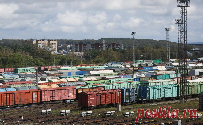 Стоимость «парковки» вагонов выросла в 2,5 раза с начала года. Стоимость отстоя грузовых вагонов подорожала с начала 2025-го в 2,5 раза на фоне роста спроса, вызванного в том числе падением погрузки на сети РЖД. Такая цена «парковки» приводит владельцев парков к прямым убыткам