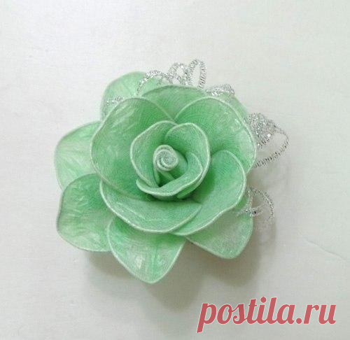 Розы из мусорных пакетов. Похожи на цветы из капрона, но более практичны например для улицы