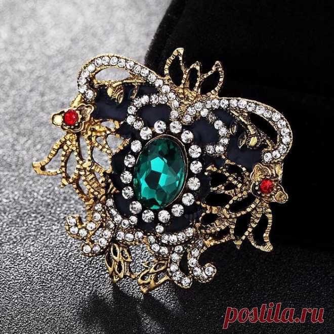 Зелёный камень изумруд! -
Из глубины уральских руд.
Хозяин каменного царства,
Наследства - кровное богатство.
Тон красок сочный, травяной,
Цвет исключительно живой,
В структуре чистый силикат,
Густой, насыщенный смарагд.