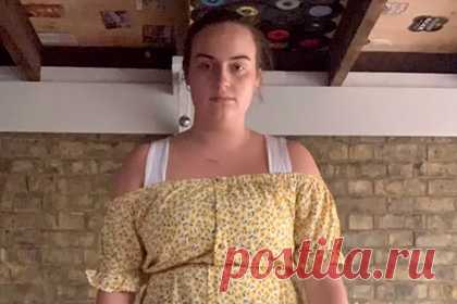 Девушка примерила чужую посылку из магазина одежды и рассмешила подписчиков. Пользовательница TikTok заказала платье на сайте интернет-ретейлера The Style, получила чужую посылку и сняла шуточное видео. Героиня материала сообщила, что приобрела онлайн узкое коктейльное макси-платье марки Saffron Barker с цветным орнаментом. Однако вместо заказанной вещи ей прислали летний желтый сарафан.