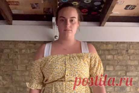 Девушка примерила чужую посылку из магазина одежды и рассмешила подписчиков. Пользовательница TikTok заказала платье на сайте интернет-ретейлера The Style, получила чужую посылку и сняла шуточное видео. Героиня материала сообщила, что приобрела онлайн узкое коктейльное макси-платье марки Saffron Barker с цветным орнаментом. Однако вместо заказанной вещи ей прислали летний желтый сарафан.
