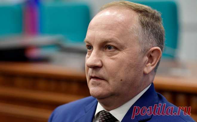 Бывшего мэра Владивостока задержали по делу о взятках от «Некрополя». Олег Гуменюк, руководивший Владивостоком с апреля 2019-го по май 2021 года, подозревается в получении взятки в особо крупном размере, сообщил Следственный комитет.
