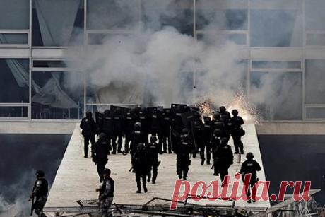 В США призвали экстрадировать Болсонару из-за беспорядков в Бразилии. Ряд американских политиков призвал экстрадировать бывшего президента Бразилии Жаира Болсонару из США после массовых беспорядков, организованных его сторонниками в столице южноамериканского государства. События в бразильской столице моментально сравнили со штурмом Капитолия сторонниками экс-президента Трампа в 2020-м.