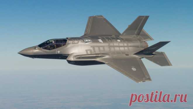 Достоинства и недостатки F-35 в учебном бою
Норвежский летчик испытал новейший американский истребитель F-35 в учебном бою и рассказал, в чем он проигрывает и чем превосходит самолет предыдущего поколения. Между тем в американском командовании считают «неизбежным» будущее размещение F-35 в Европе в противовес растущему потенциалу России.
В западные СМИ просочился доклад норвежского летчика Мортена Ханше, который проанализировал возможности американского истребителя-бомбардировщика F-35 Lightni