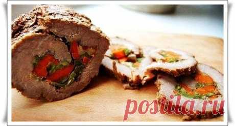 Рулет мясной с овощами.