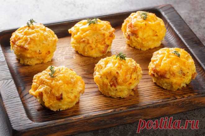 Как приготовить маффины в домашних условиях: 7 вкусных рецептов
Маффины – небольшие порционные кексы. Их можно готовить как сладкими, так и сытными.

Какого-то одного рецепта маффинов не существует. Кексики пекут с яблоками и ягодами, кофейные, шоколадные, с добавлением овощей, тунца и сыра – всё это будут рецепты маффинов в домашних условиях.