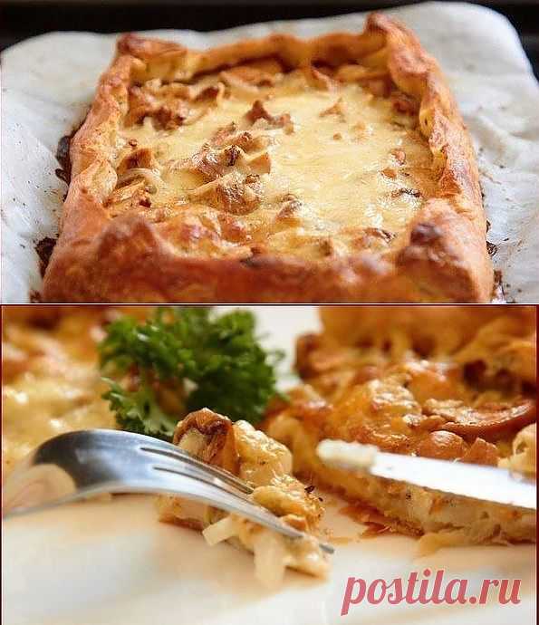 Очень вкусный пирог с грибами, сметаной и сыром.
