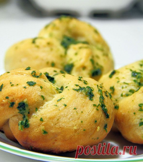 Чесночные узелки. Хрустящие снаружи, воздушные внутри - Вкусные рецепты