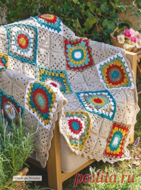 Плед из мотивов крючком Плед из мотивов крючкомПрелесть этого пледа в чередовании однотонных и ярких узорных квадратов.