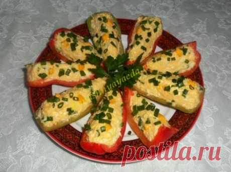 Салат из сыра и яиц в перцах