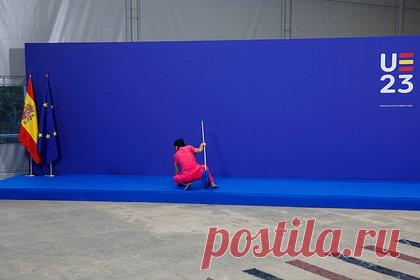 В США заявили о провале встречи европейских лидеров в Гранаде. Встреча лидеров стран Евросоюза на саммите Европейского политического сообщества в испанской Гранаде провалилась из-за неявки ключевых игроков. «Саммит, собравший около 50 лидеров Европы, десятки помощников и множество журналистов, закончился провалом», — пишет американская газета Politico.