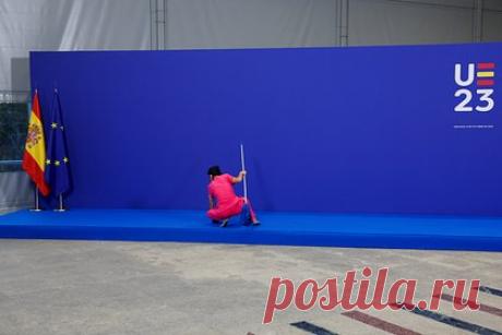 В США заявили о провале встречи европейских лидеров в Гранаде. Встреча лидеров стран Евросоюза на саммите Европейского политического сообщества в испанской Гранаде провалилась из-за неявки ключевых игроков. «Саммит, собравший около 50 лидеров Европы, десятки помощников и множество журналистов, закончился провалом», — пишет американская газета Politico.