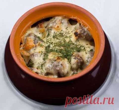 Пельмени и грибы под сырной корочкой в горшочке | Домашняя кулинария