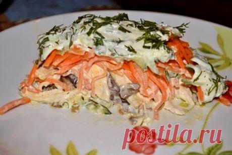 Слоеный салат «Восторг» с грибами и курицей, рецепт — Вкусо.ру