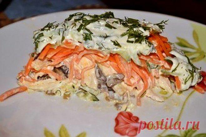 Слоеный салат «Восторг» с грибами и курицей, рецепт — Вкусо.ру