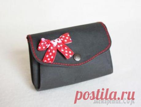 Кошелек из моющейся крафт бумаги Сложность: ниже средней
Время работы: 2 часа Материалы: хлопок, кнопки пробивные, клей, клей момент
Нам понадобится:
Моющаяся крафт бумага;
Хлопковая ткань для подкладки;
Две кнопки;
Оборудование для ...