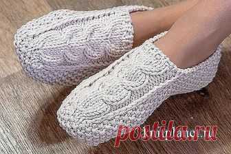 Следки-тапочки спицами Marta
Описание модели
Следки-тапочки связаны спицами узором Рис (Мох). Мысок связан узором Коса. По верхнему краю тапочек резинка 1 х 1. Тапочки вяжутся от резинки, затем мысок, боковая часть и подошва. Следки-тапочки вяжутся двумя спицами на леске. Но короткие носочные спицы вам все же пригодятся  для вязания косы и для вспомогательных операций. Есле вам удобнее, можно вязать на носочных спицах распределив петли так, как это показано на фотографии н...