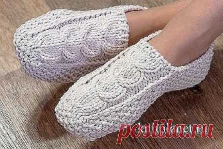 Следки-тапочки спицами Marta
Описание модели
Следки-тапочки связаны спицами узором Рис (Мох). Мысок связан узором Коса. По верхнему краю тапочек резинка 1 х 1. Тапочки вяжутся от резинки, затем мысок, боковая часть и подошва. Следки-тапочки вяжутся двумя спицами на леске. Но короткие носочные спицы вам все же пригодятся  для вязания косы и для вспомогательных операций. Есле вам удобнее, можно вязать на носочных спицах распределив петли так, как это показано на фотографии н...