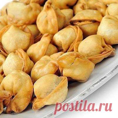 ЖАРЕНЫЕ ПЕЛЬМЕНИ В МУЛЬТИВАРКЕ!
Обожаемое многими блюдо детства;-) ИНГРЕДИЕНТЫ:
пельмени замороженные;
сметана, чем больше процент жирности, тем лучше;
кусочек сливочного масла;
соль, перец и любые другие любимые приправы;
сыр.
ПРИГОТОВЛЕНИЕ:
Можно использовать любые пельмени, любой вашей любимой марки. Но вкуснее всего, безусловно, будут пельмени домашней лепки.
Пельмени выложить на дно чаши так, чтобы они лежали в один слой, и между ними было бы небольшое расстояние. Если это не соблюсти,