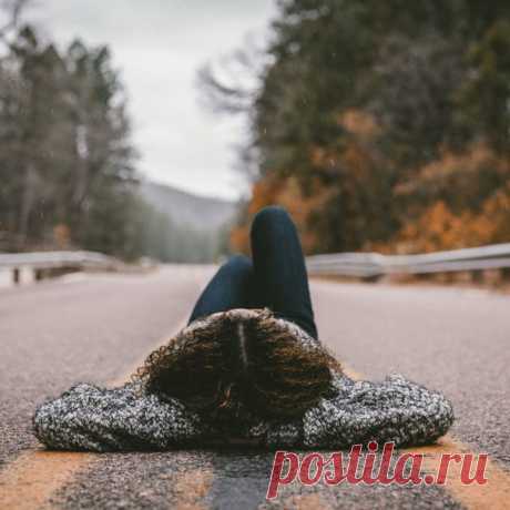 Каждый имеет достаточно сил, чтобы достойно прожить жизнь. А все эти разговоры о том, какое сейчас трудное время, — это хитроумный способ оправдать своё бездействие, лень и разные унылости. 

Работать надо, а там, глядишь, и времена изменятся...

(Лев_Ландау)