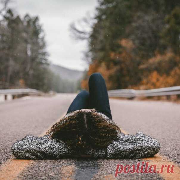 Каждый имеет достаточно сил, чтобы достойно прожить жизнь. А все эти разговоры о том, какое сейчас трудное время, — это хитроумный способ оправдать своё бездействие, лень и разные унылости. 

Работать надо, а там, глядишь, и времена изменятся...

(Лев_Ландау)