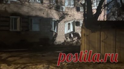 В Ростове-на-Дону обрушилась стена пятиэтажного дома — видео. На улице Нариманова в Ростове-на-Дону обрушилась стена пятиэтажного дома. По данным главы администрации города Алексея Логвиненко, сотрудники МЧС России эвакуировали 95 человек. В 2020 году дом был признан аварийным и подлежащим сносу. Жильцам предлагали переселиться в манёвренный фонд, но все жители отказались. Прокуратура начала проверку соблюдения требований федерального законодательства. Читать далее