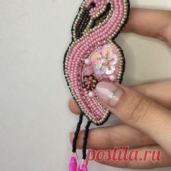 Розовый Фламинго - очень нежная, сверкающая брошка.