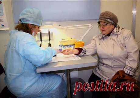 Вот как расшифровать анализ крови самостоятельно, без врача
Сохраните себе эту статью — вдруг пригодится!
Если у вас нет медицинского образования, вам будет трудновато разобраться в расшифровке анализа крови. Она составляется не для пациента, а для врача — это его задача понимать, что там написано.
Однако никогда не помешает иметь общее представление о том, что означают разные сокращения и циферки. По крайней мере те, которые врач зачем-то подчеркнул или обвёл кружком.
Kаk читaть анализ крови: