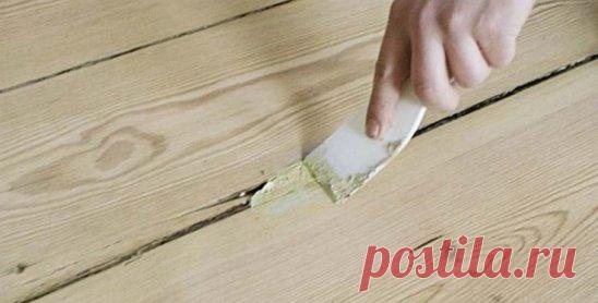 Как заделать щели в деревянных полах?
В большинстве случаев, при эксплуатации жилого помещения появляются щели в полу. Следует тщательно рассмотреть, как выполнить ремонт напольного покрытия и избавиться от возникших дефектов.
Вам понадобится:
Шпаклевка акриловая по дереву
Пена монтажная
Акриловый герметик
Грунт акриловый
Бетоноконтакт
Для решения этой проблемы существует множество способов, которые необходимо рассмотреть более подробно. Для начала следует понять, что послужило причиной возни