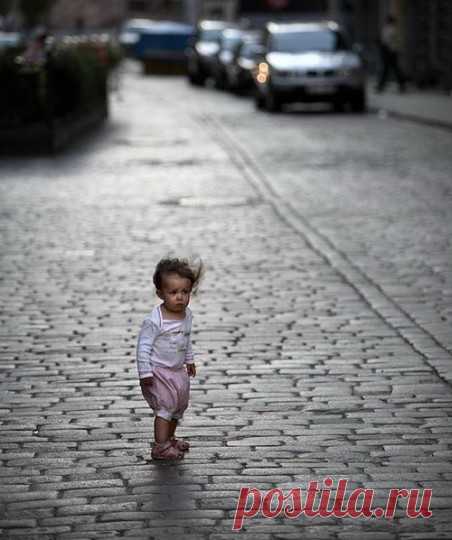 Все самое плохое с пропавшими детьми происходит в течение двух часов.
Цена малодушия.

Председатель поискового отряда «Лиза Алерт» Григорий Сергеев рассказал, куда бежать и как вообще предотвратить беду.

Как помочь потерявшемуся ребенку?
Представим такую ситуацию. Вы проходите по улице и замечаете ребенка, за которым никто не присматривает. Вдруг он потерялся? Как вести себя в этом случае?

Для начала лучше понаблюдать за ребенком, чтобы убедиться, действительно ли он пот...