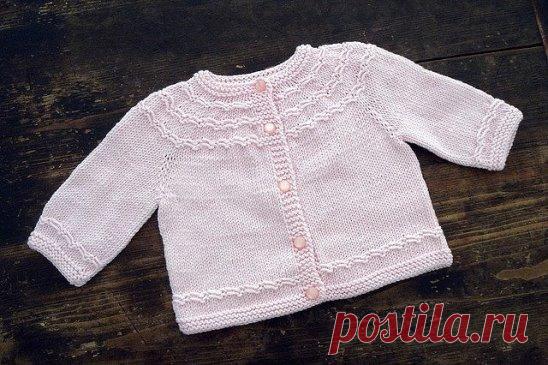 ЖАКЕТ ДЛЯ МЛАДЕНЦА СПИЦАМИ
Простой и практичный жакет для малышей украшен рельефным рисунком, который очень легко выполняется снятием петель с протяжкой нити с лицевой стороны изделия. Подходит как для девочек, так и для мальчиков. Отлично смотрится в различной цветовой гамме, в подтверждение чего имеются фото в конце записи.
Понадобится:
150 грамм пряжи толщиной около 331 м. в 140 г. (100% акрил Bernat Softee Baby),
круговые и чулочные спицы № 4,
2 держателя петель,
крючок,
5 пуговок.
Размер