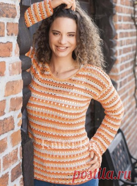 Пуловер в полоску.