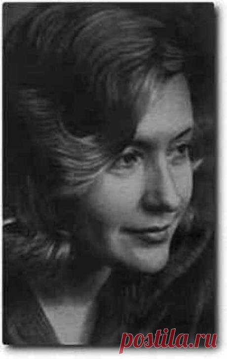 Юлия Друнина 
 
Нельзя прожить не испытав беду ,
И в книге жизни разные есть главы ...
Но вот - единственная ночь в году, 
Когда грустить мы не имеем права. 
 
В кругу семьи, в кругу друзей, 
Один - и так случается в пути-дороге. 
Перелистав том прожитых годин, 
Скажи себе: "Я снова на пороге"! 
Опять смотрю с надеждою вперед, 
Опять, как в детстве, безоглядно верю, 
Что принесет мне счастье Новый год, 
Залечит раны, возместит потери. 
 
Был старый год нелегким для меня, 
...