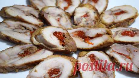 Рулетики из куриного мяса фаршированные сладким перцем, отличная альтернатива нарезки на праздничный стол. Очень вкусные, аппетитные и яркие. Приятного аппетита!