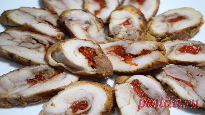 Рулетики из куриного мяса фаршированные сладким перцем, отличная альтернатива нарезки на праздничный стол. Очень вкусные, аппетитные и яркие. Приятного аппетита!