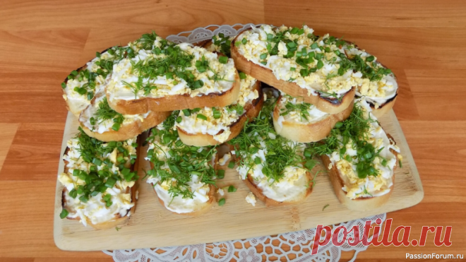 Праздничные остренькие бутерброды с яйцами. Видео рецепт Для этих бутербродов нам понадобиться:1 нарезной батон3 куриных яйца3 зубчика чеснокарастительное масло для обжаривания батоназелень по вкусумайонезВидео рецепт приготовления: