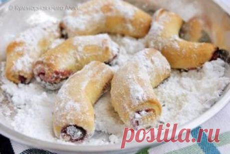 Кифлики

Понадобится:
500 гр муки
250 гр холодного слив.масла
150 мл сметаны

Сахарная пудра с ванильным сахаром-для обсыпки кифликов. 
Для начинки любое варенье,густой консистенции. 
В оригинале берется домашнее густое варенье из слив "венгерка". Приготовление:

Муку просеять,добавить кусочки масла. Хорошенько перетереть в крошку, добавить сметану. Замесить тесто однородной, мягкой массы. 
Если у вас тесто получилось твердое и тугое ,спокойно можете домесить еще сметаной ...