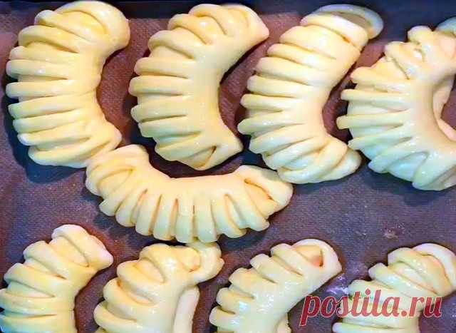 Рогалики Сдобные 🥐 Аппетитные Румяные из Дрожжевого Теста с Повидлом 
или абрикосовым Джемом. Тесто получается хрустящее, похожее на Слоеное.
Для начинки можно взять густое варенье, варёную сгущёнку, шоколадную пасту
или заварной крем. Вкусные, воздушные Рогалики, хрустящие снаружи и мягкие
внутри! Необыкновенно мягкие и хрустящие одновременно Ммм... Супер