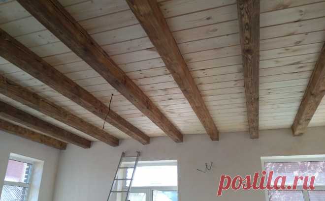 Красивое решение для отделки потолка с быстрым временем монтажа вместо ГКЛ или натяжного полотна. Что я сделал? (Варианты)     
 Идет процесс внутренней отделки дома и практически подходит к концу. Семья со всех сторон поджимает сроками, понятное дело, всем уже хочется въехать в новый дом, устали жить в маленьком.
 Долго терзался сомнениями, какой потолок сделать.
   Выбирали быстрое решение, да к тому же не хочется искусственно сделанных материалов, таких как натяжные потолк