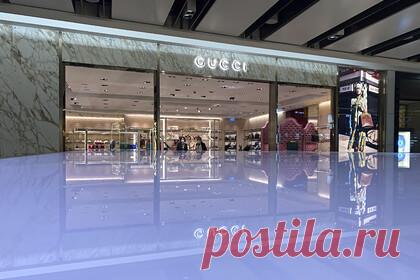 Gucci спрятал вещи за бесценок в сети дешевых магазинов. Итальянский дом моды Gucci спрятал в дешевых супермаркетах Asda подержанную одежду из своего ассортимента в рамках акции, приуроченной к выходу фильма режиссера Ридли Скотта «Дом Gucci». Люксовый бренд продаст в популярных магазинах, расположенных в разных частях Великобритании, 30 вещей и аксессуаров из старых линеек.