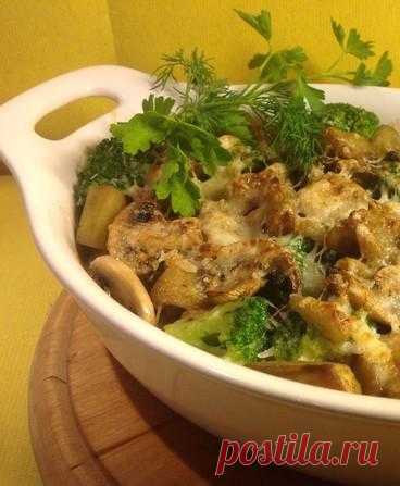 Баклажаны, запеченные с грибами и брокколи