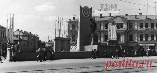 1950-е годы #Тула Площадь Восстания, украшенная к праздничной демонстрации трудящихся. Еще фото Тулы во время демонстраций http://www.tulainpast.ru/demonstrations/