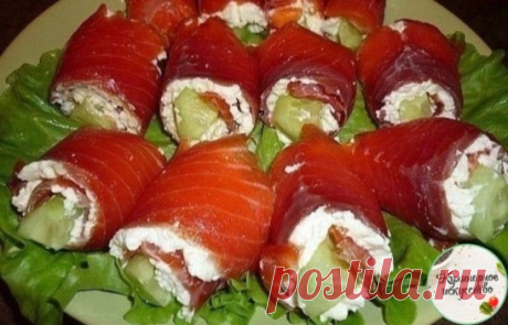 ТОП-7 отличных закусок.
1. Рулетики из лосося со сливочным сыром
Ингредиенты:
● ломтики слабосоленого лосося 250 г
● сливочный сыр 250 г
● маринованные или свежие огурцы 1-2 шт.
● веточки укропа 3-4 шт.
● листья салата для подачи
● лимонный сок для подачи
● красная икра для украшения
Приготовление:
Укроп промыть, обсушить и измельчить. Огурцы мелко нарезать.Смешать в небольшой миске сливочный сыр, укроп и нарезанные огурцы.Расстелить на столе пленку и разложить на ней ломтики рыбы так
